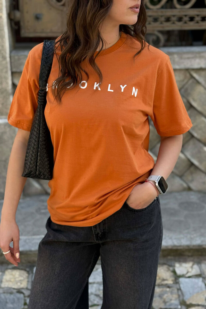 T-SHIRT ME SHKRIME PER FEMRA NE NGJYRE PORTOKALLI + 6 PALE ÇORAPE DHURATE - 4