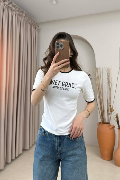 T-SHIRT ME SHKRIME PER FEMRA NE NGJYRE TE BARDHE - 