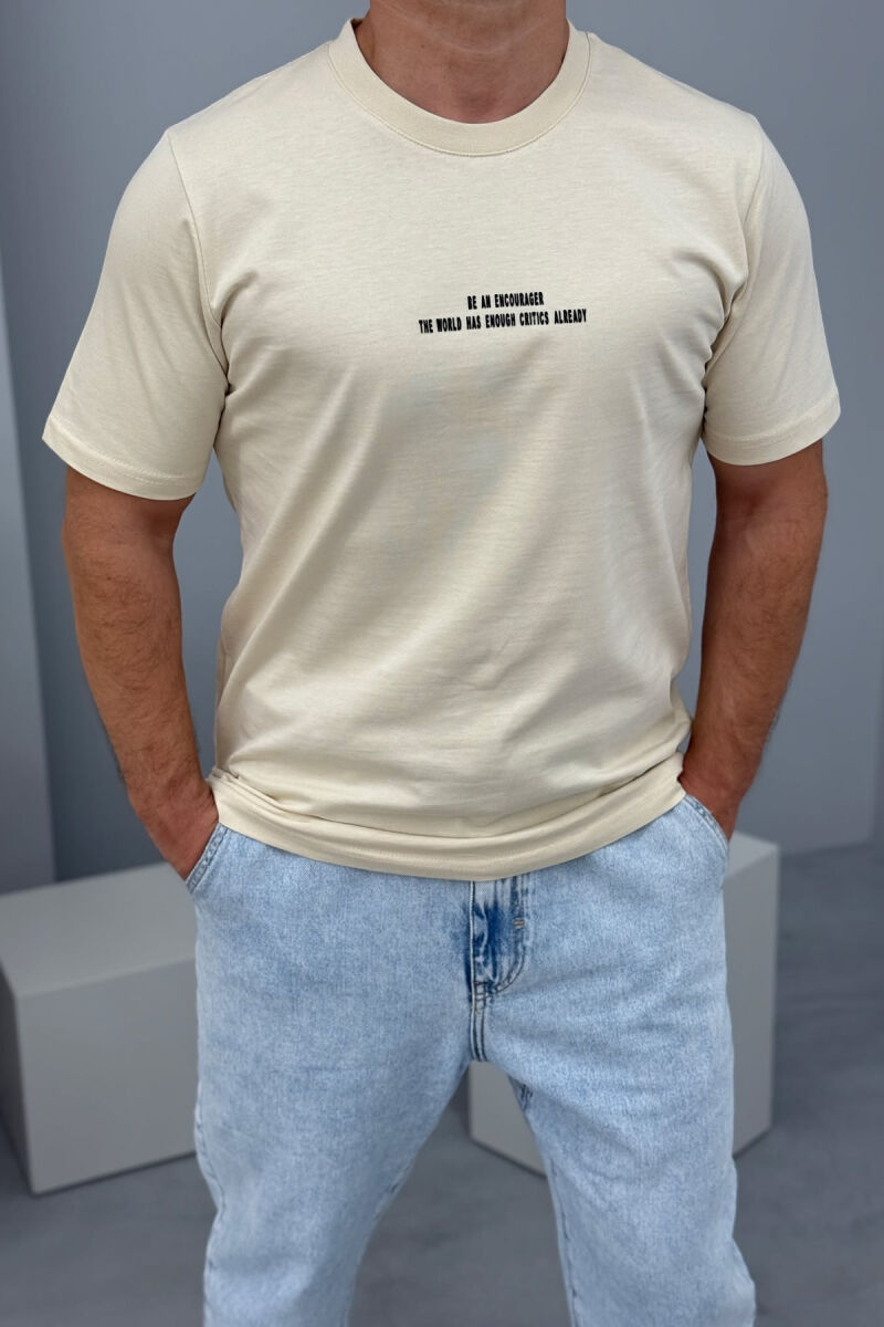 T-SHIRT ME SHKRIME PËR MESHKUJ NË NGJYRËN BEZHË E ZBARDHUR - 2