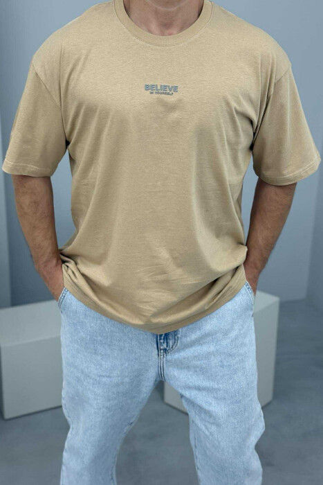 T-SHIRT ME SHKRIME PËR MESHKUJ NË NGJYRËN BEZHË - 2