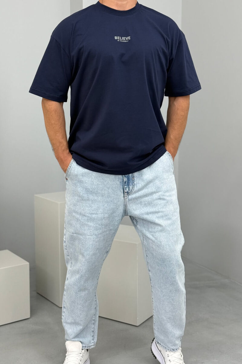 T-SHIRT ME SHKRIME PËR MESHKUJ NË NGJYRËN BLU E ERRËT - 1