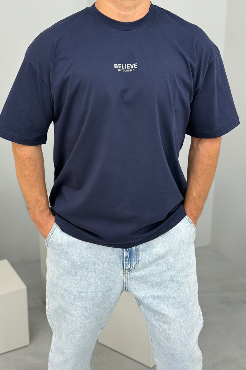 T-SHIRT ME SHKRIME PËR MESHKUJ NË NGJYRËN BLU E ERRËT - 2