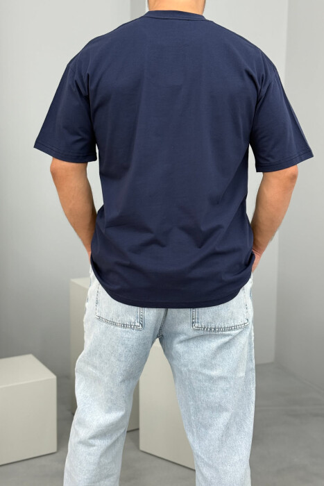 T-SHIRT ME SHKRIME PËR MESHKUJ NË NGJYRËN BLU E ERRËT - 3