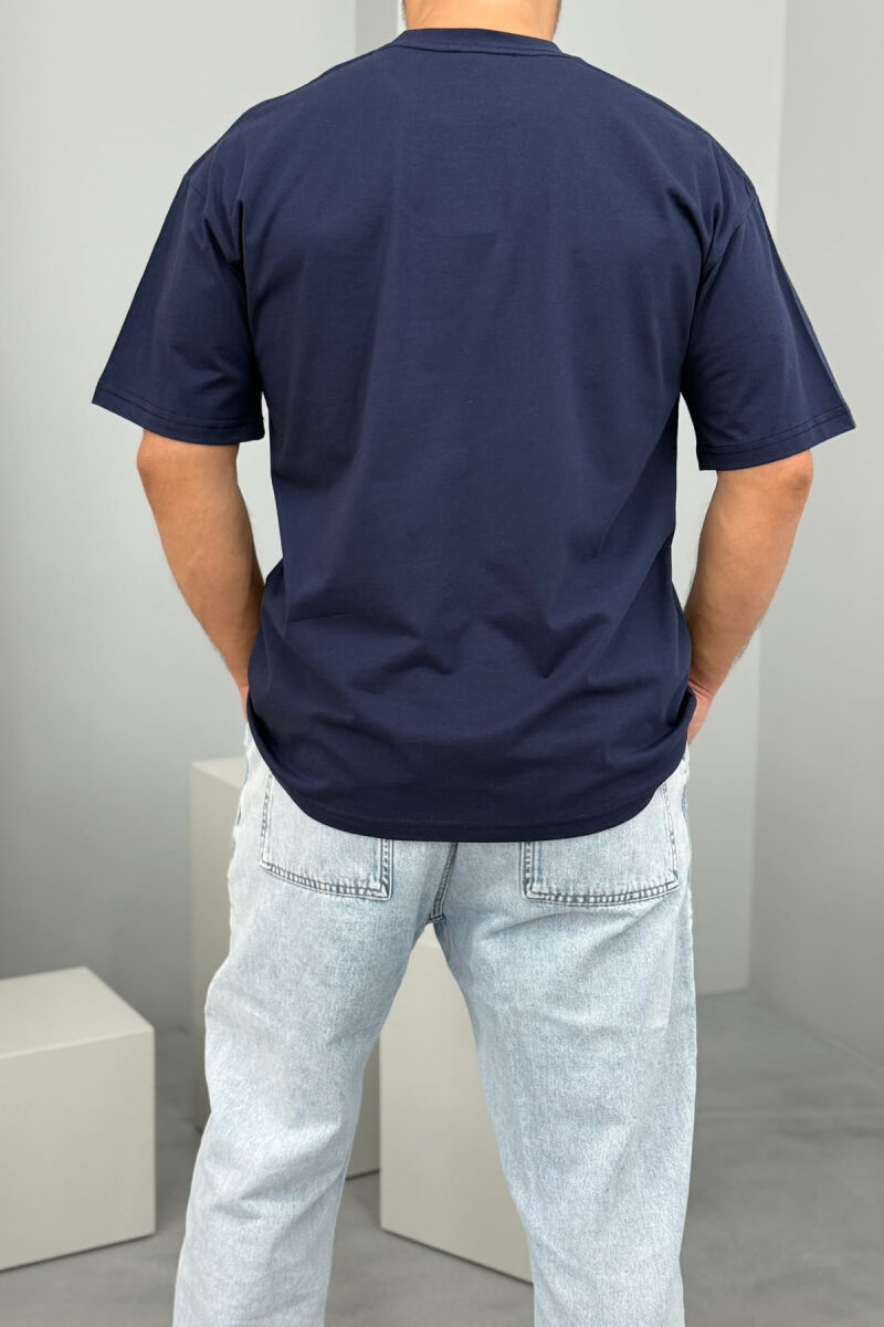 T-SHIRT ME SHKRIME PËR MESHKUJ NË NGJYRËN BLU E ERRËT - 3