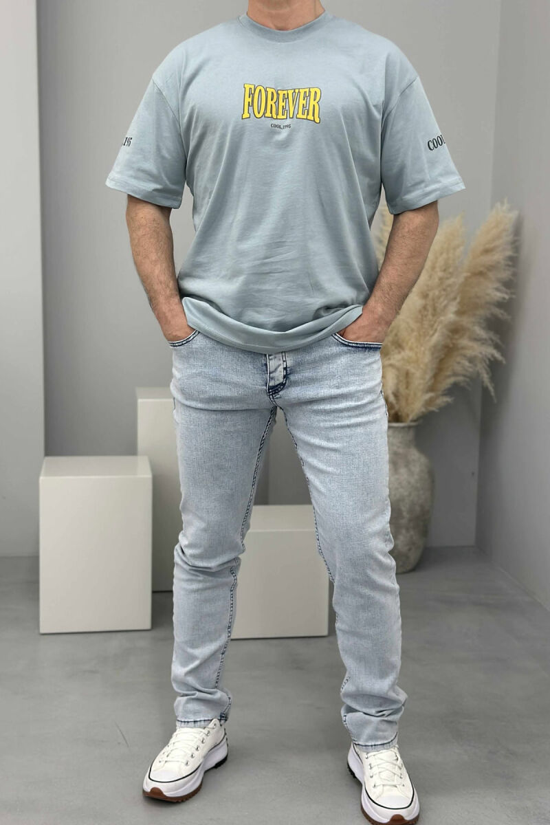T-SHIRT ME SHKRIME PËR MESHKUJ NË NGJYRËN BLU E ZBARDHUR - 2
