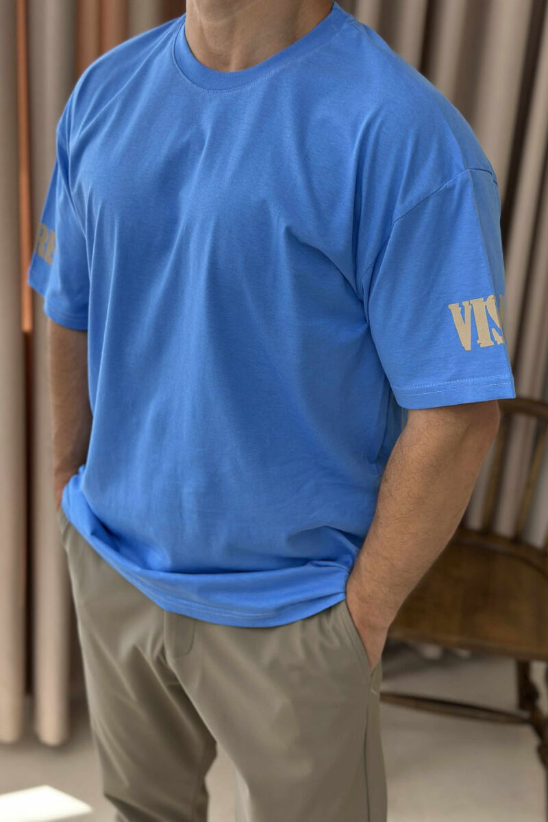 T-SHIRT ME SHKRIME PËR MESHKUJ NË NGJYRËN BLU E ZBARDHUR - 3