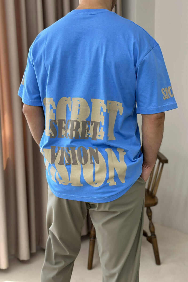 T-SHIRT ME SHKRIME PËR MESHKUJ NË NGJYRËN BLU E ZBARDHUR - 4