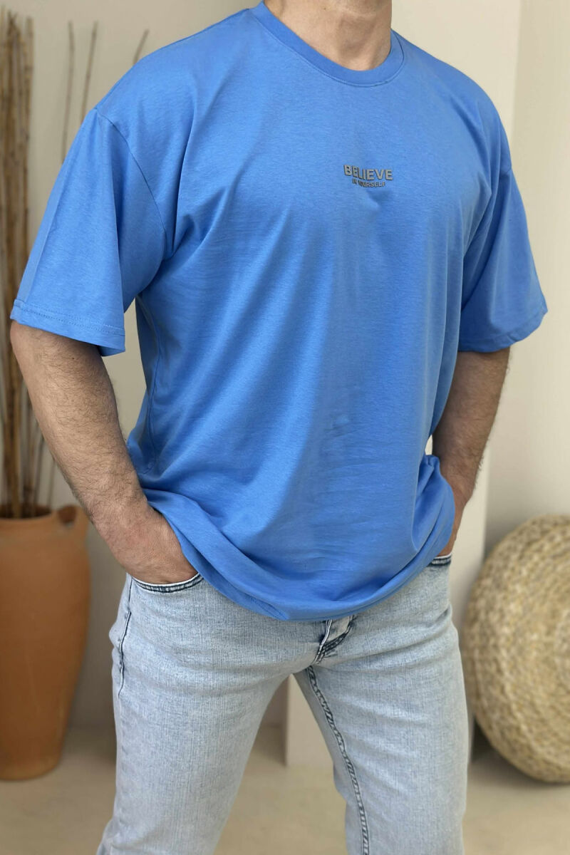 T-SHIRT ME SHKRIME PËR MESHKUJ NË NGJYRËN BLU E ZBARDHUR - 3