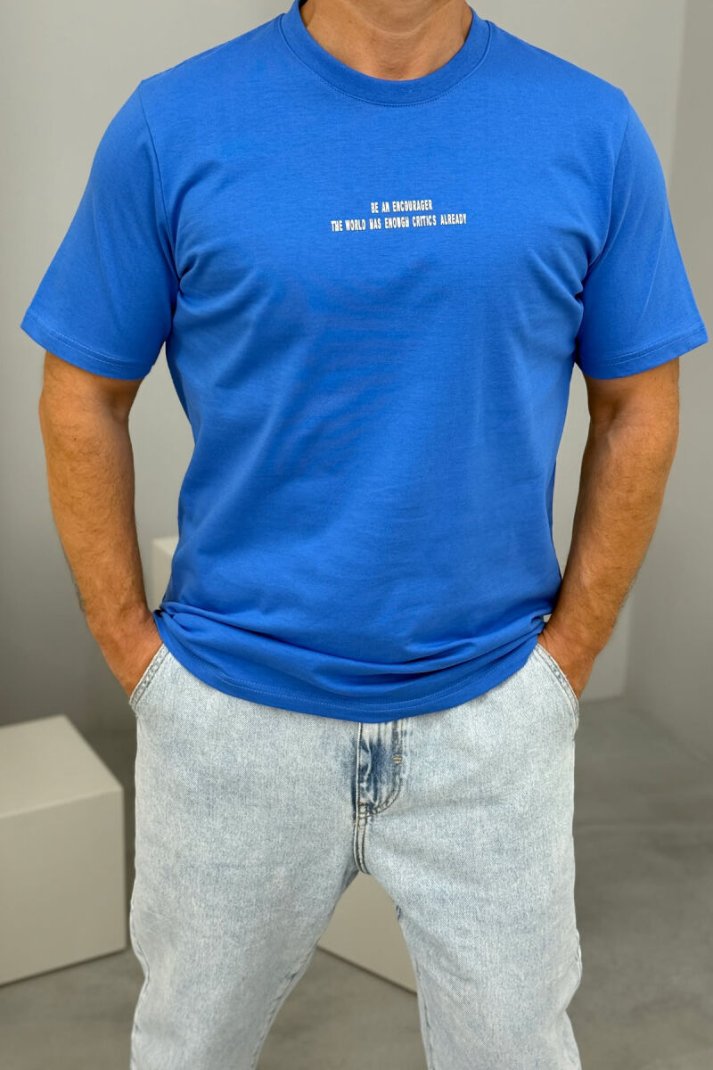 T-SHIRT ME SHKRIME PËR MESHKUJ NË NGJYRËN BLU - 2