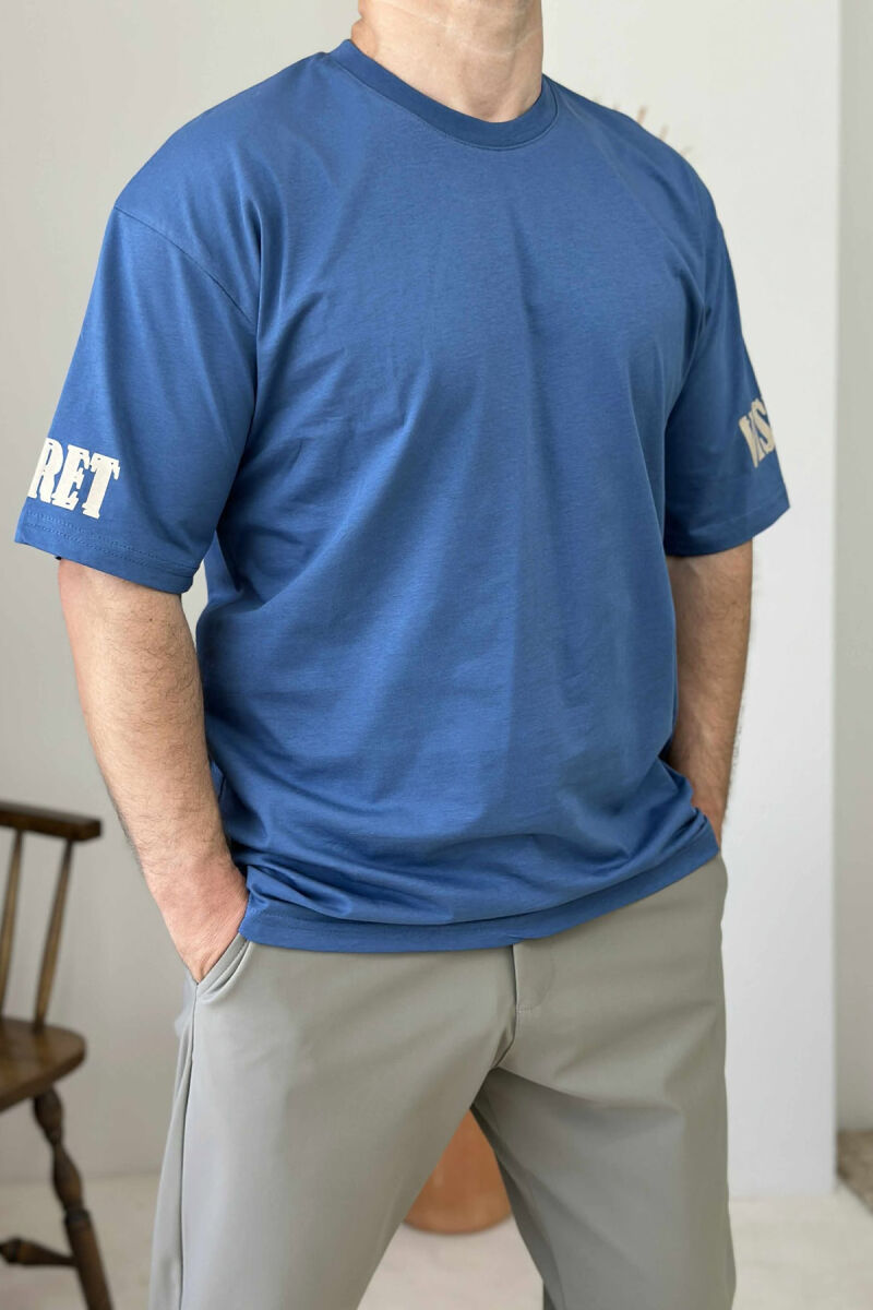 T-SHIRT ME SHKRIME PËR MESHKUJ NË NGJYRËN BLU - 1