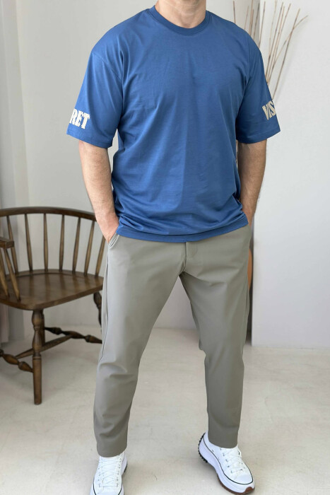 T-SHIRT ME SHKRIME PËR MESHKUJ NË NGJYRËN BLU - 2