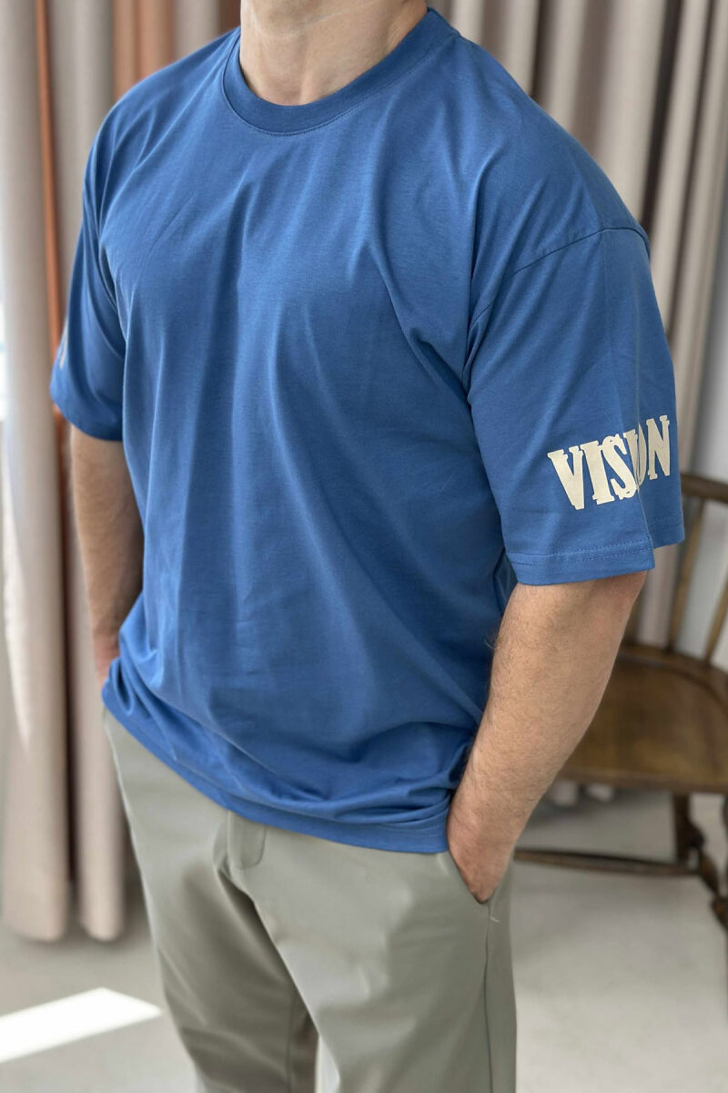 T-SHIRT ME SHKRIME PËR MESHKUJ NË NGJYRËN BLU - 3