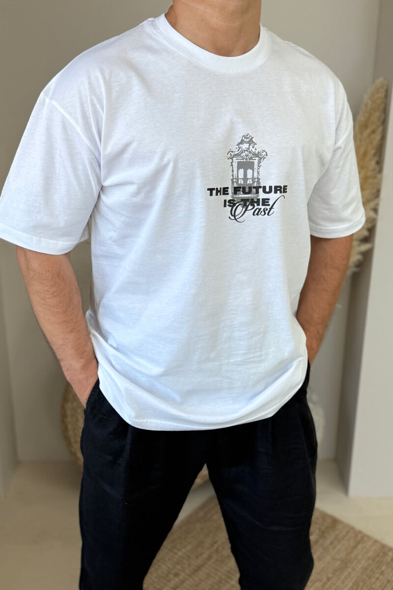 T-SHIRT ME SHKRIME PËR MESHKUJ NË NGJYRËN E BARDHË - 2