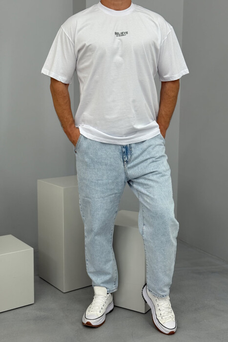 T-SHIRT ME SHKRIME PËR MESHKUJ NË NGJYRËN E BARDHË 