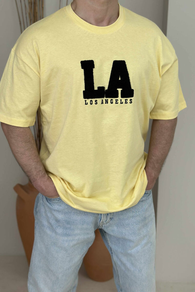 T-SHIRT ME SHKRIME PËR MESHKUJ NË NGJYRËN E VERDHË - 1