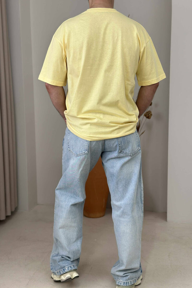 T-SHIRT ME SHKRIME PËR MESHKUJ NË NGJYRËN E VERDHË - 2