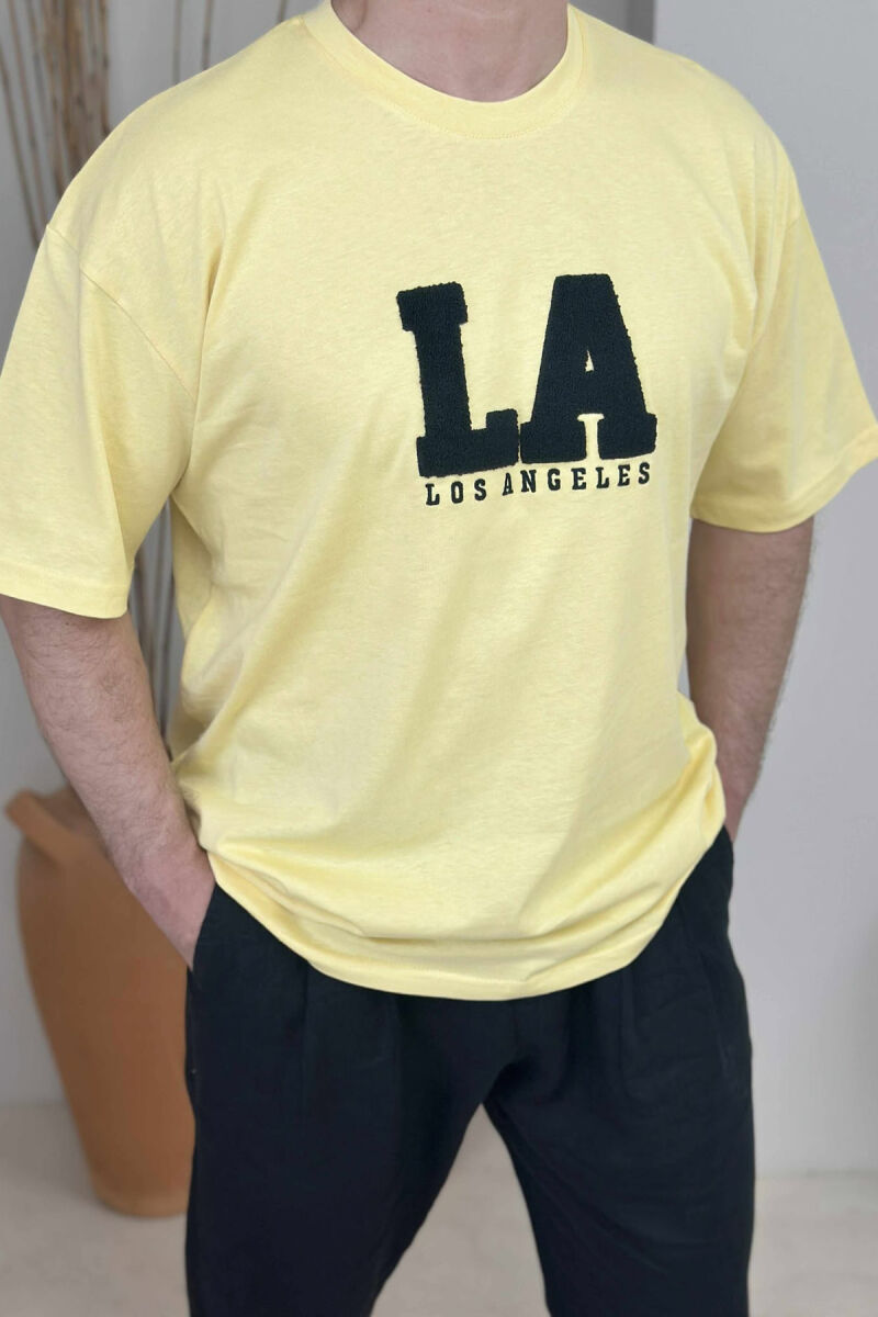 T-SHIRT ME SHKRIME PËR MESHKUJ NË NGJYRËN E VERDHË - 4
