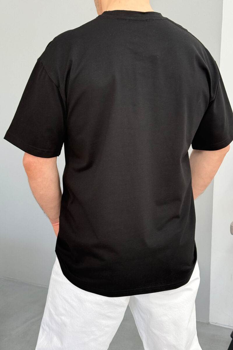 T-SHIRT ME SHKRIME PËR MESHKUJ NË NGJYRËN E ZEZË - 3