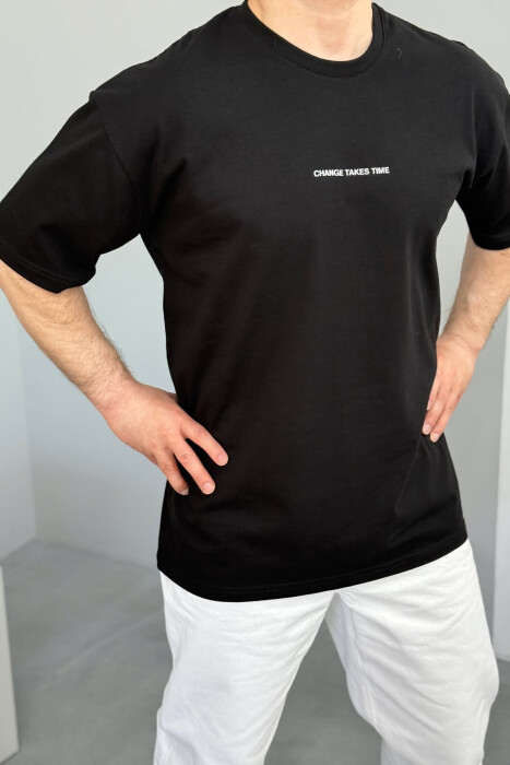 T-SHIRT ME SHKRIME PËR MESHKUJ NË NGJYRËN E ZEZË - 4