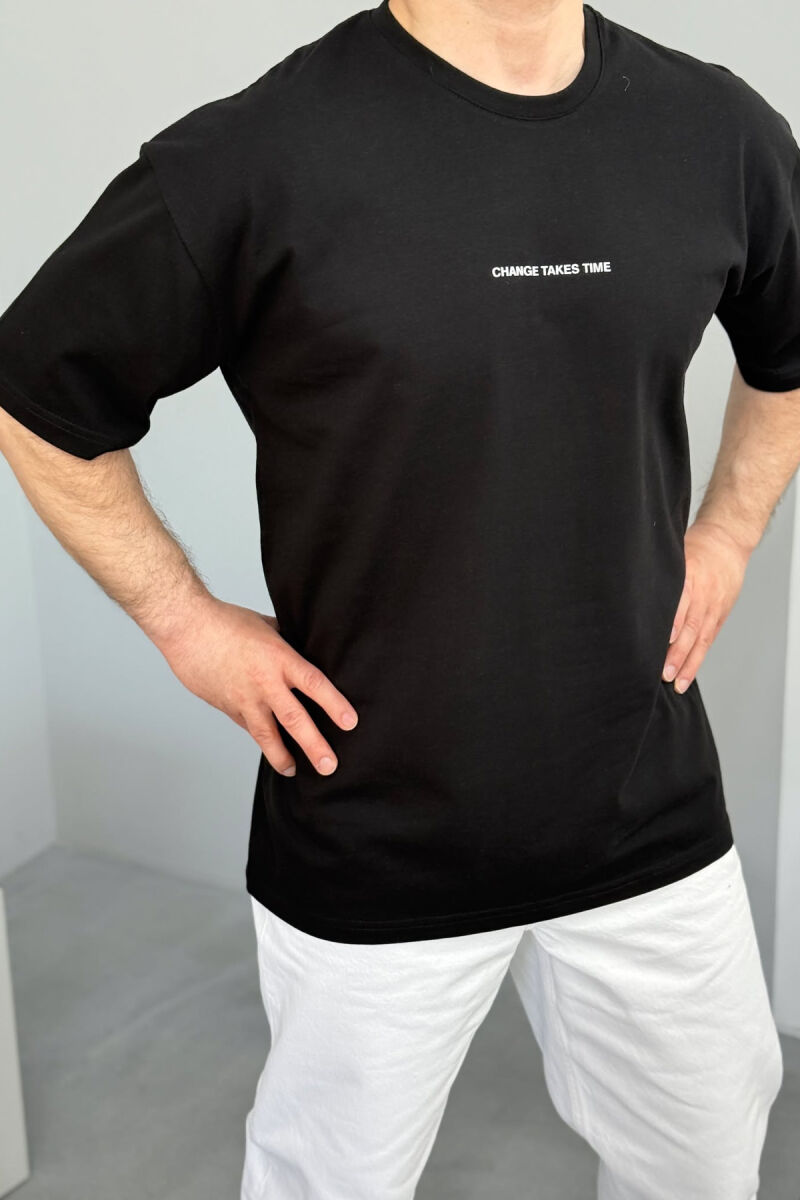 T-SHIRT ME SHKRIME PËR MESHKUJ NË NGJYRËN E ZEZË - 4