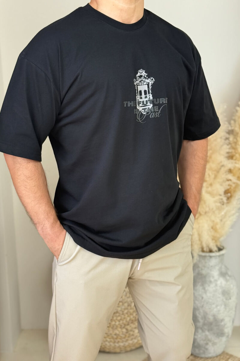 T-SHIRT ME SHKRIME PËR MESHKUJ NË NGJYRËN E ZEZË - 2