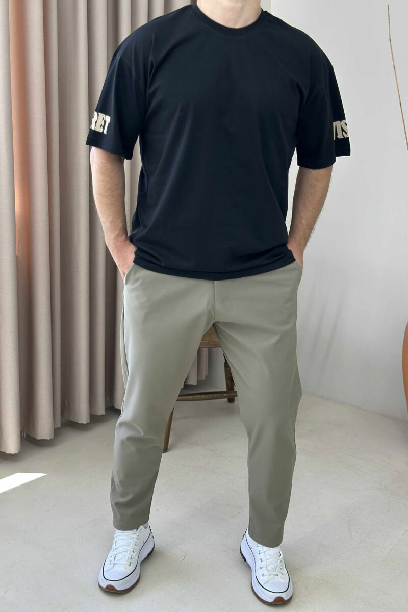 T-SHIRT ME SHKRIME PËR MESHKUJ NË NGJYRËN E ZEZË - 2