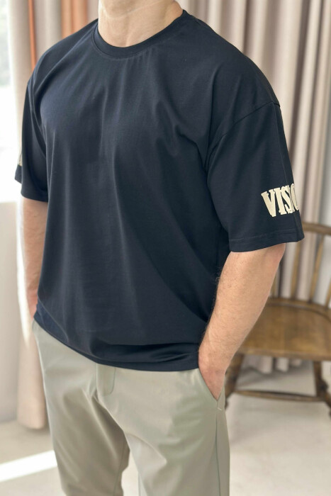 T-SHIRT ME SHKRIME PËR MESHKUJ NË NGJYRËN E ZEZË - 3