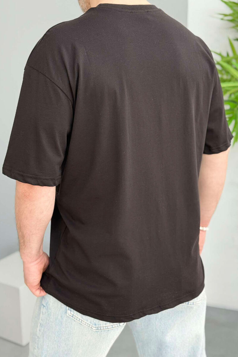 T-SHIRT ME SHKRIME PËR MESHKUJ NË NGJYRËN E ZEZË - 3