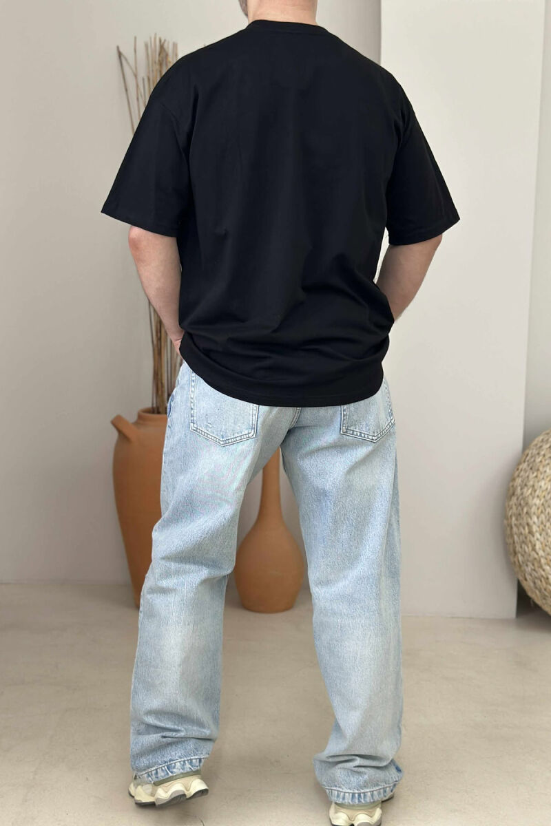 T-SHIRT ME SHKRIME PËR MESHKUJ NË NGJYRËN E ZEZË - 2