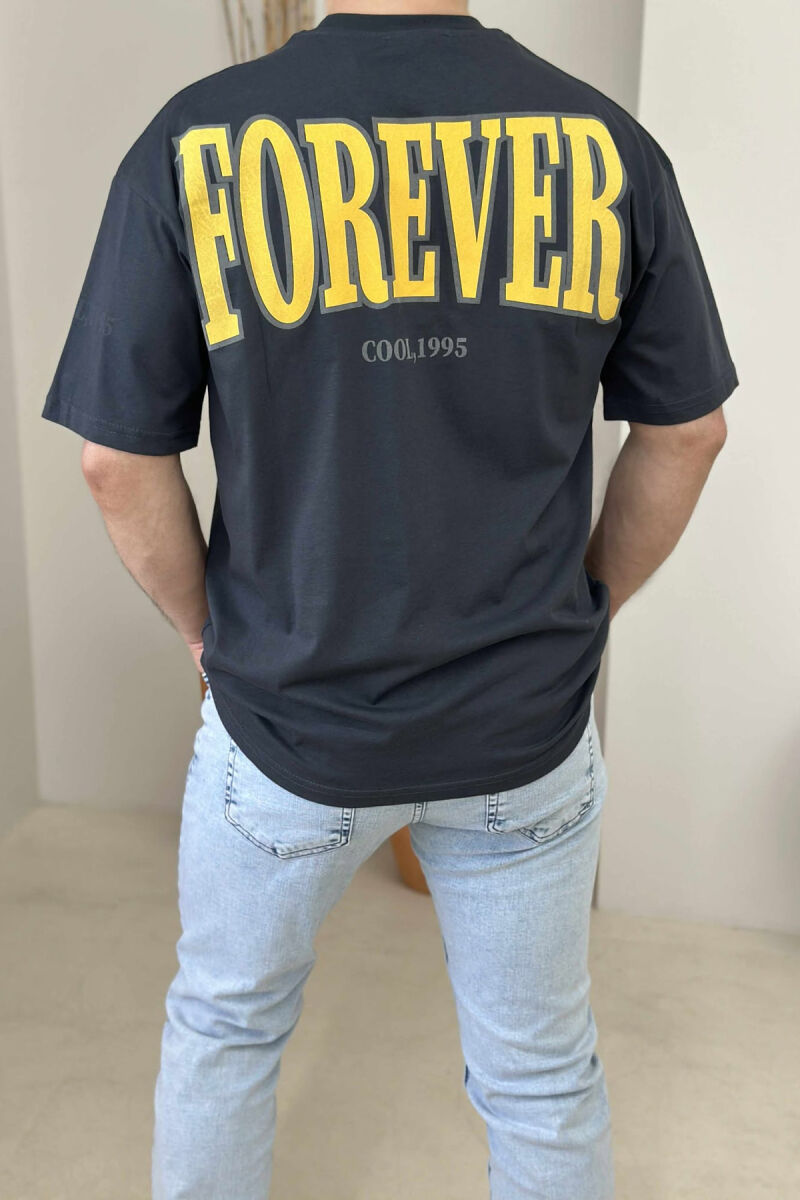 T-SHIRT ME SHKRIME PËR MESHKUJ NË NGJYRËN GRI E ERRËT - 3