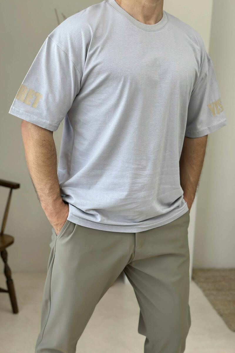 T-SHIRT ME SHKRIME PËR MESHKUJ NË NGJYRËN GRI E ZBARDHUR - 1