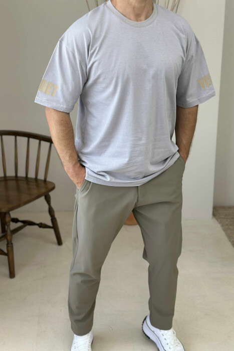 T-SHIRT ME SHKRIME PËR MESHKUJ NË NGJYRËN GRI E ZBARDHUR - 2