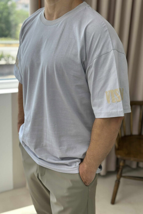 T-SHIRT ME SHKRIME PËR MESHKUJ NË NGJYRËN GRI E ZBARDHUR - 3