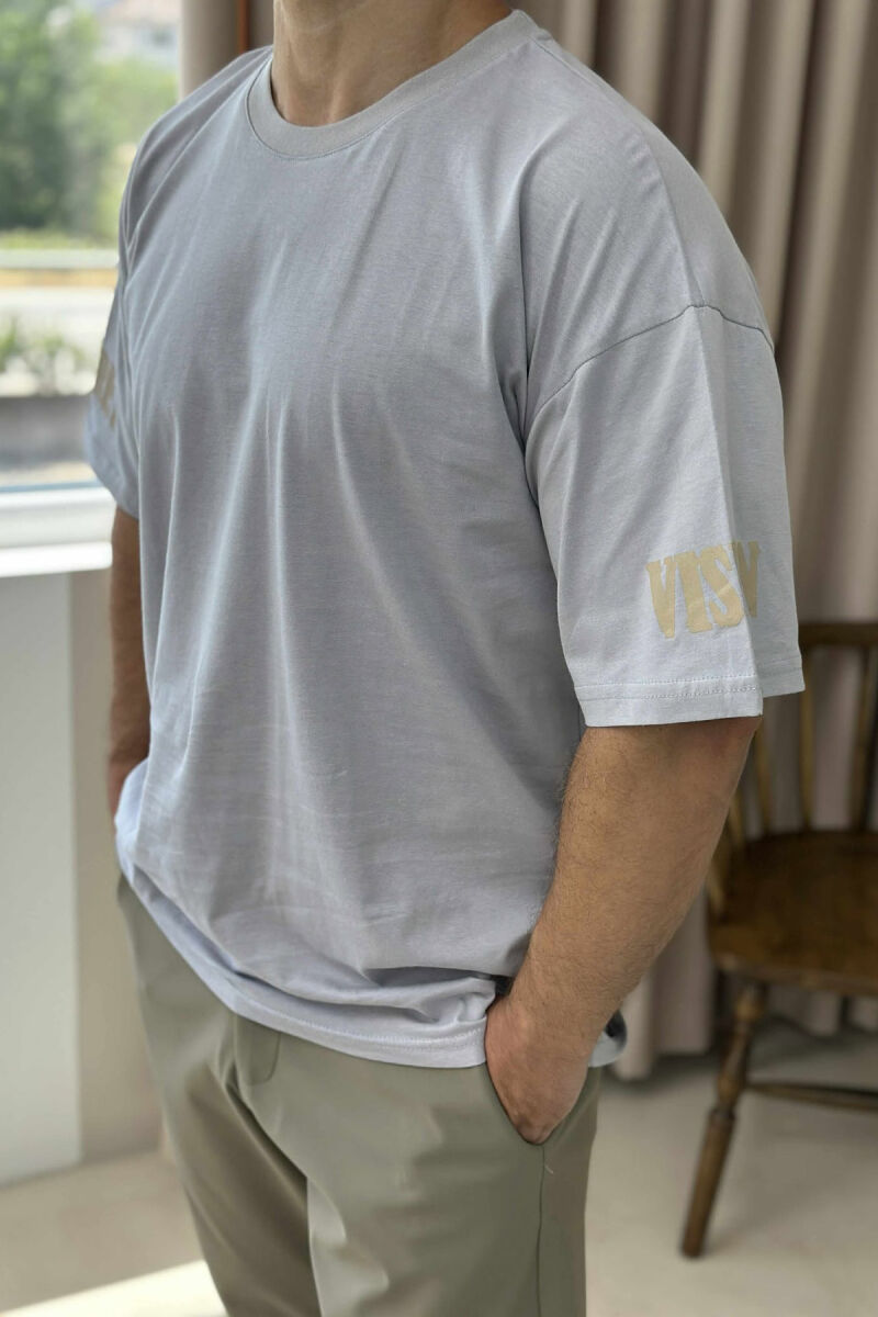 T-SHIRT ME SHKRIME PËR MESHKUJ NË NGJYRËN GRI E ZBARDHUR - 3