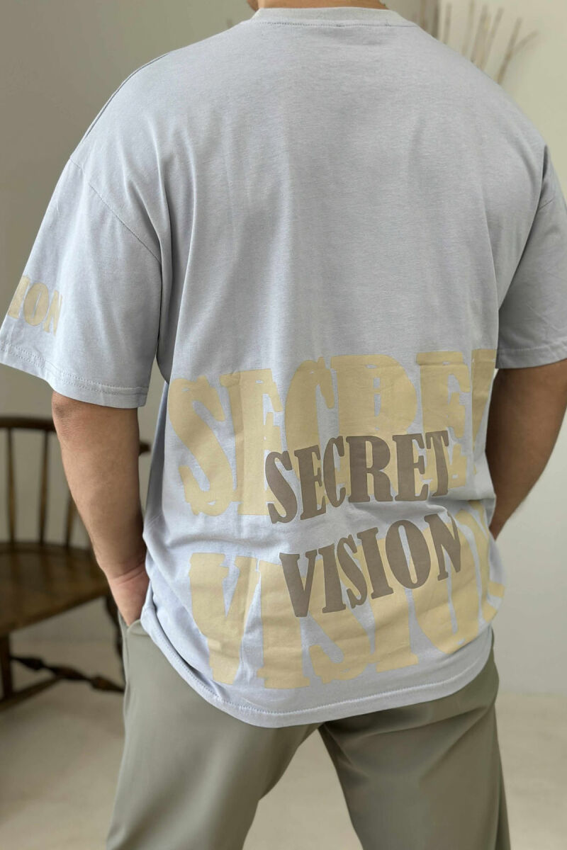 T-SHIRT ME SHKRIME PËR MESHKUJ NË NGJYRËN GRI E ZBARDHUR - 4