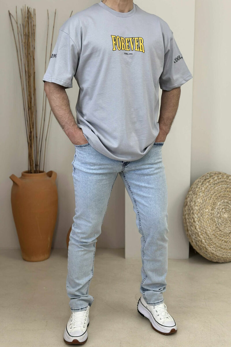 T-SHIRT ME SHKRIME PËR MESHKUJ NË NGJYRËN GRI E ZBARDHUR - 2