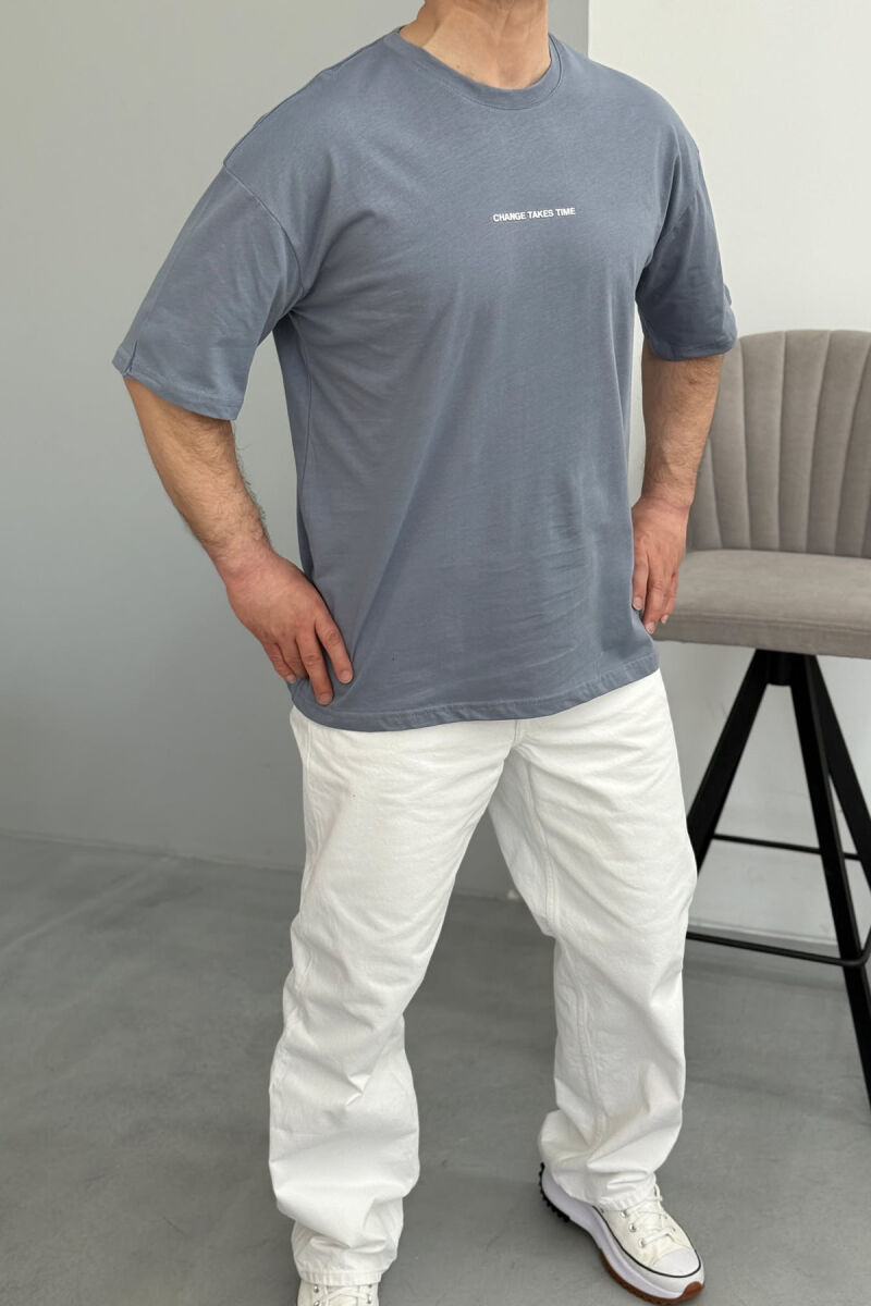 T-SHIRT ME SHKRIME PËR MESHKUJ NË NGJYRËN GRI - 2