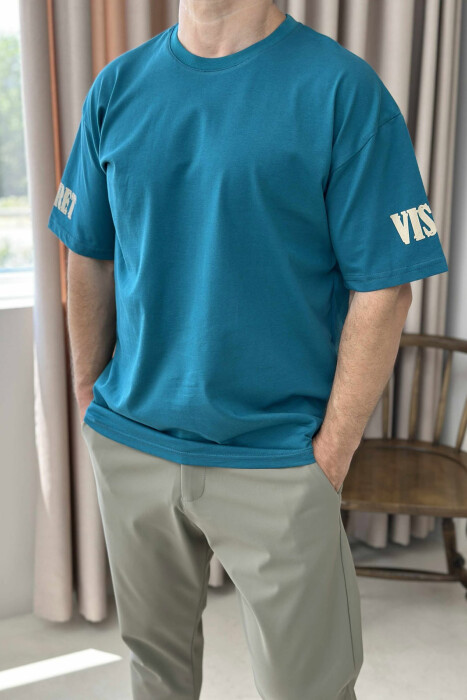 T-SHIRT ME SHKRIME PËR MESHKUJ NË NGJYRËN GURKALI - 1