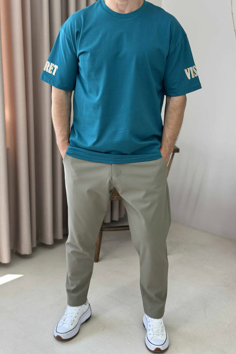 T-SHIRT ME SHKRIME PËR MESHKUJ NË NGJYRËN GURKALI - 2