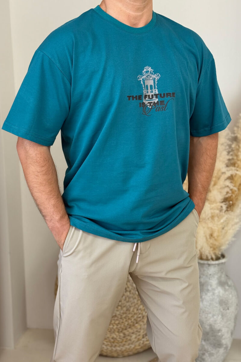 T-SHIRT ME SHKRIME PËR MESHKUJ NË NGJYRËN GURKALI - 2