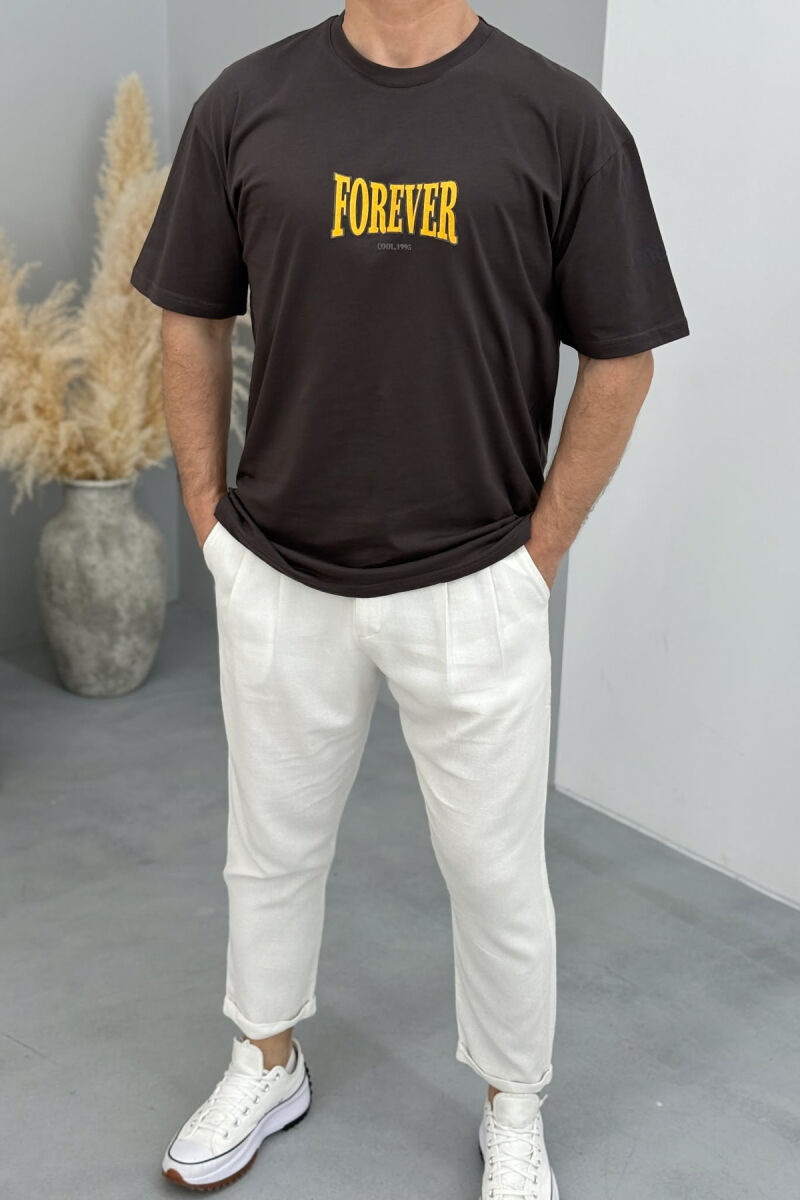 T-SHIRT ME SHKRIME PËR MESHKUJ NË NGJYRËN KAFE E ERRËT - 2