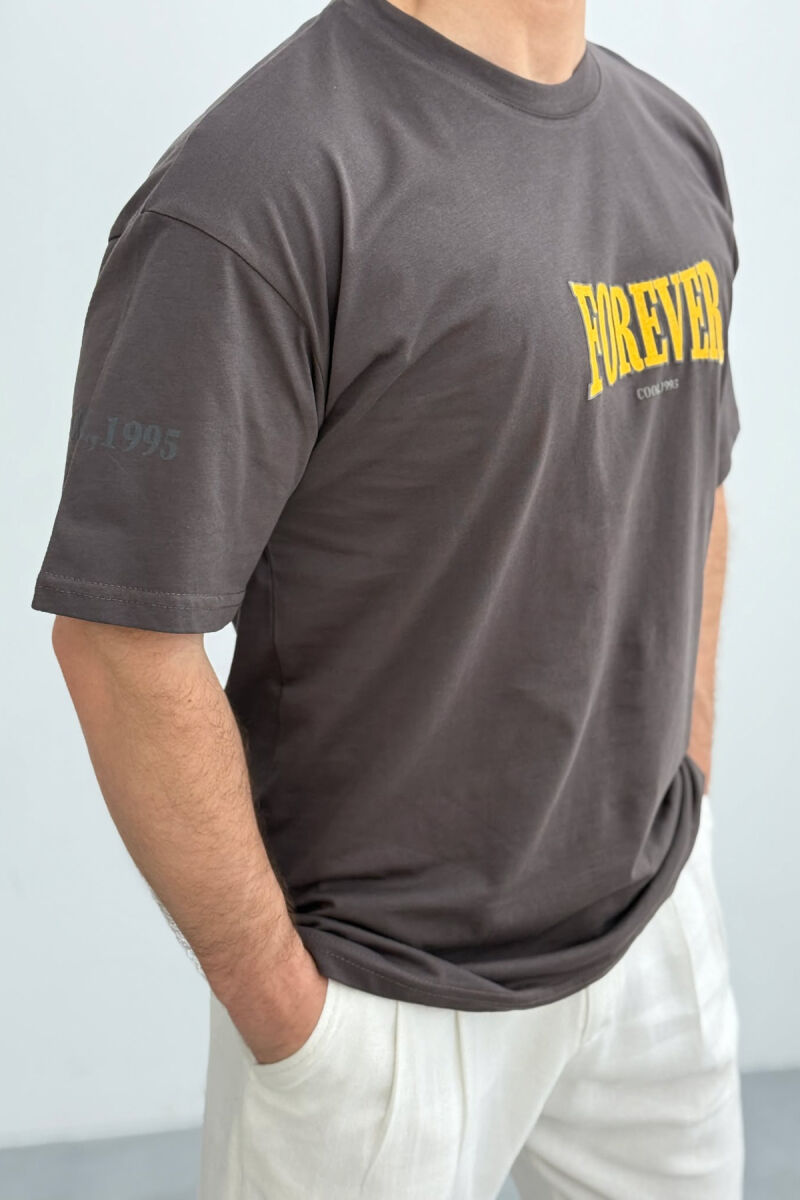 T-SHIRT ME SHKRIME PËR MESHKUJ NË NGJYRËN KAFE E ERRËT - 3