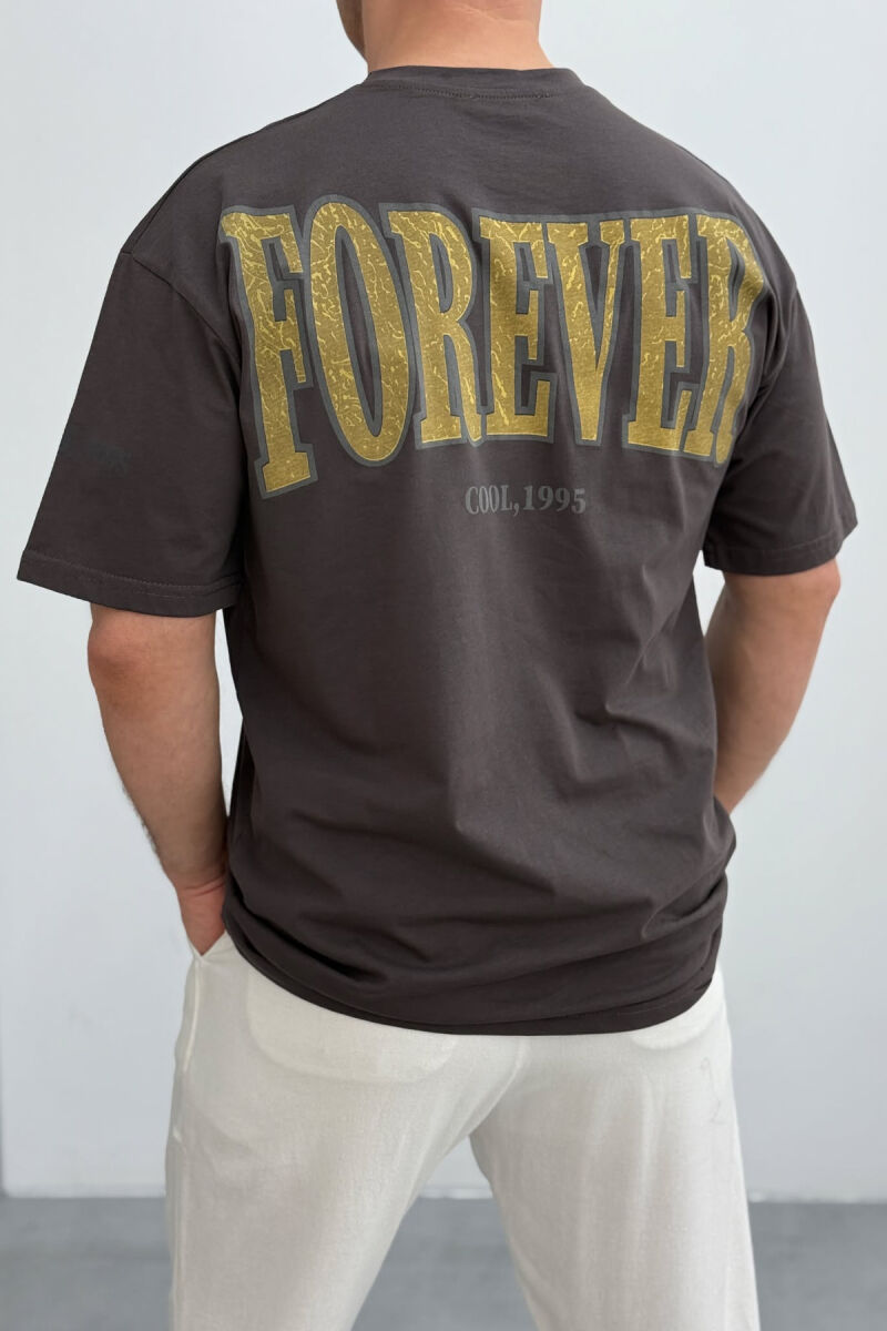 T-SHIRT ME SHKRIME PËR MESHKUJ NË NGJYRËN KAFE E ERRËT - 4