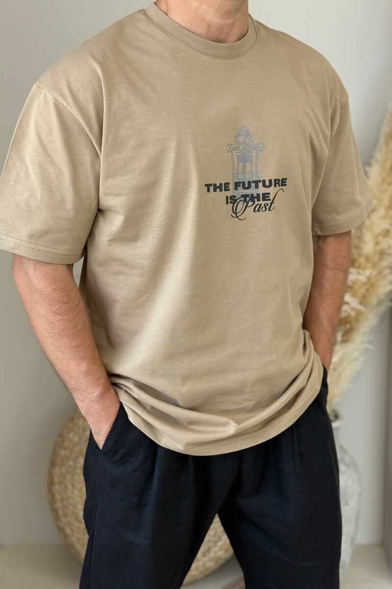 T-SHIRT ME SHKRIME PËR MESHKUJ NË NGJYRËN KAFE E ZBARDHUR - 2