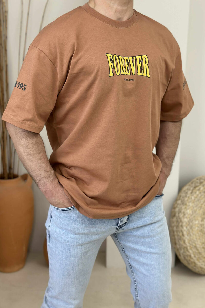 T-SHIRT ME SHKRIME PËR MESHKUJ NË NGJYRËN KAFE - 1