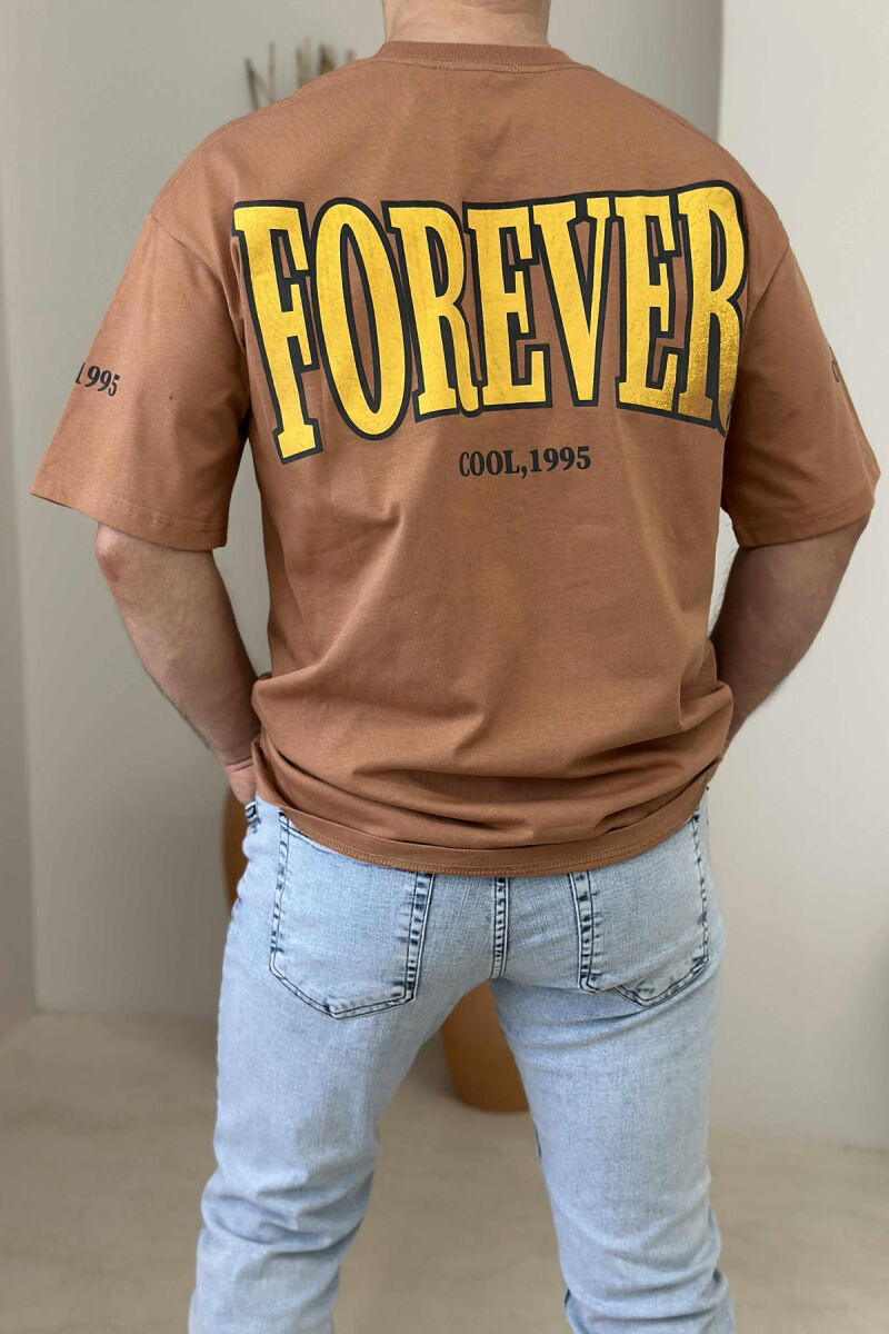 T-SHIRT ME SHKRIME PËR MESHKUJ NË NGJYRËN KAFE - 3