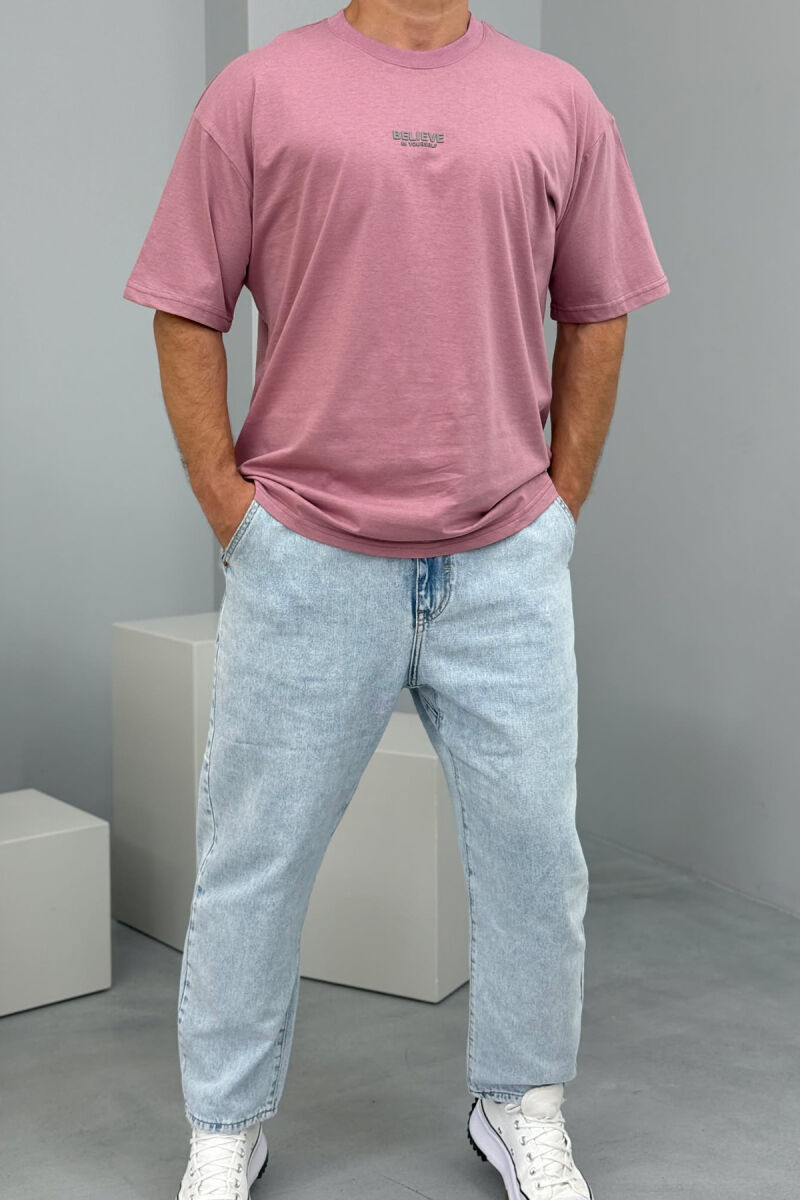 T-SHIRT ME SHKRIME PËR MESHKUJ NË NGJYRËN LEJLA E ZBARDHUR - 1