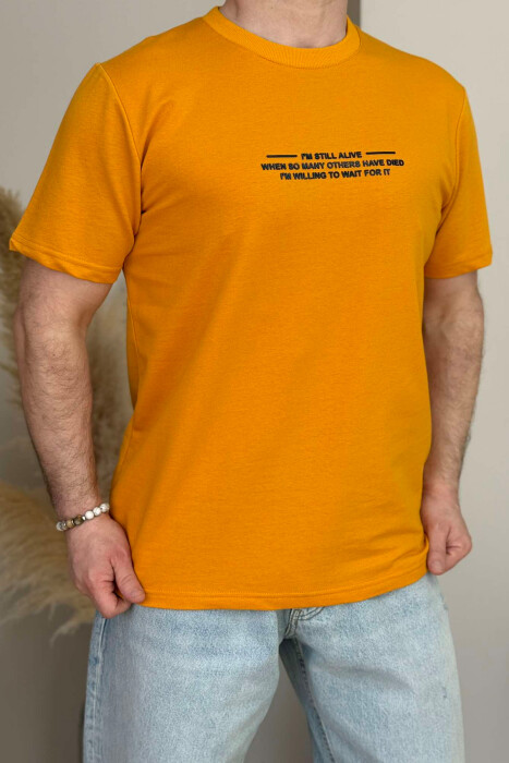 T-SHIRT ME SHKRIME PËR MESHKUJ NË NGJYRËN MUSTARDË - 1