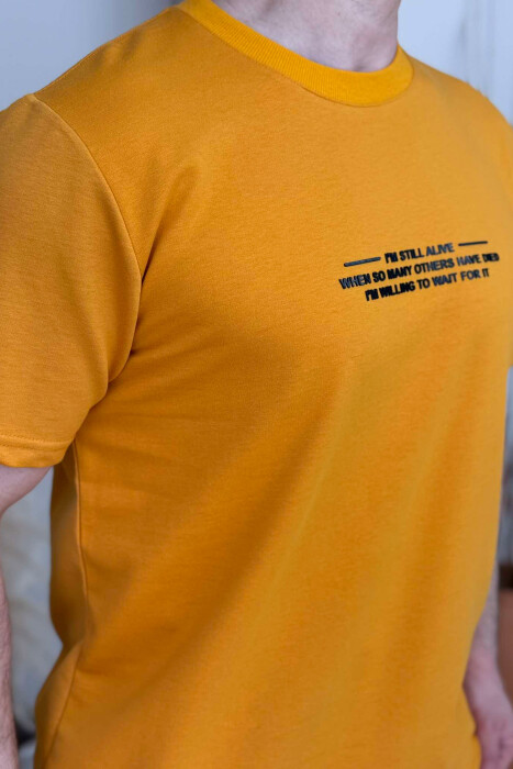 T-SHIRT ME SHKRIME PËR MESHKUJ NË NGJYRËN MUSTARDË - 2