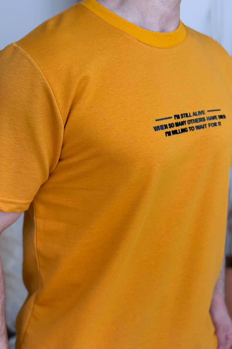 T-SHIRT ME SHKRIME PËR MESHKUJ NË NGJYRËN MUSTARDË - 2